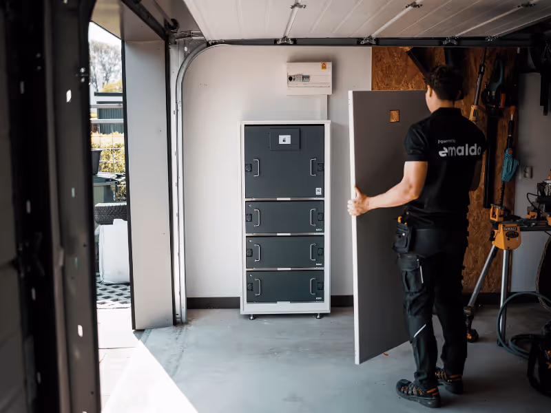 Reservimarkkina akuston asennusta