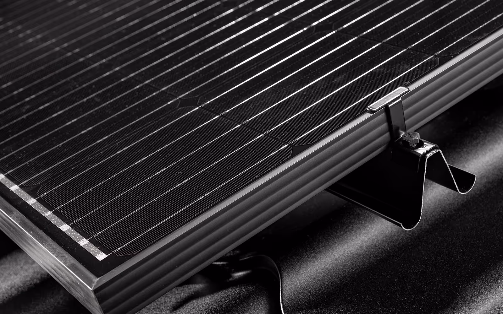 Rauli black kiinnikkeet ja mustat aurinkopaneelit