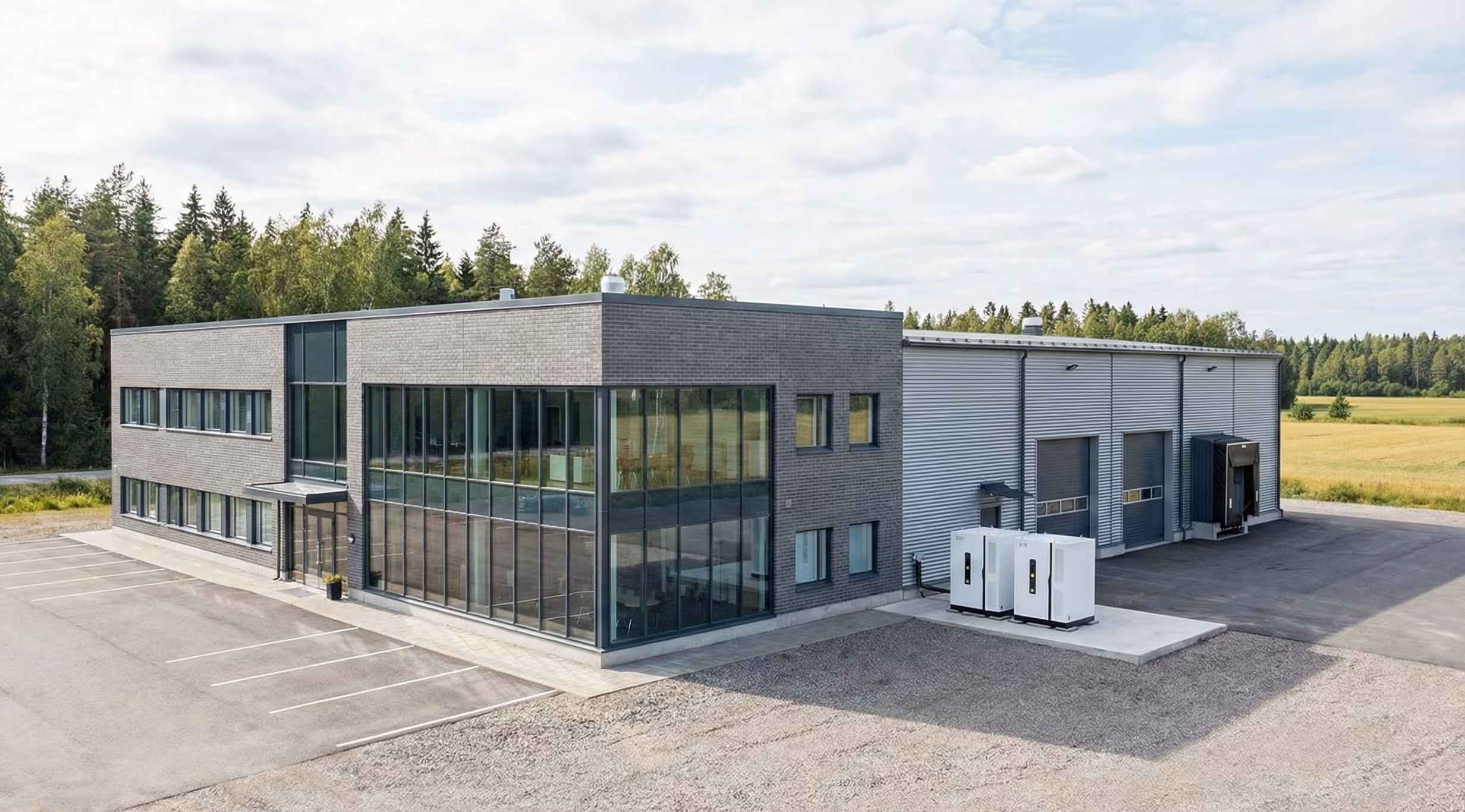 Aurinkotekniikan asentajat asentamassa aurinkopaneelija harjakatolle