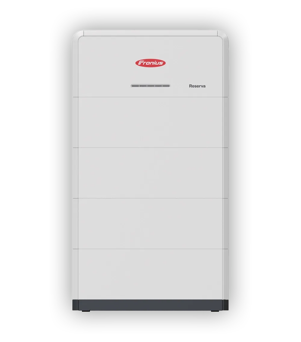 Fronius Reserva -energian varastointilaite valkoisella kotelolla mustalla taustalla.