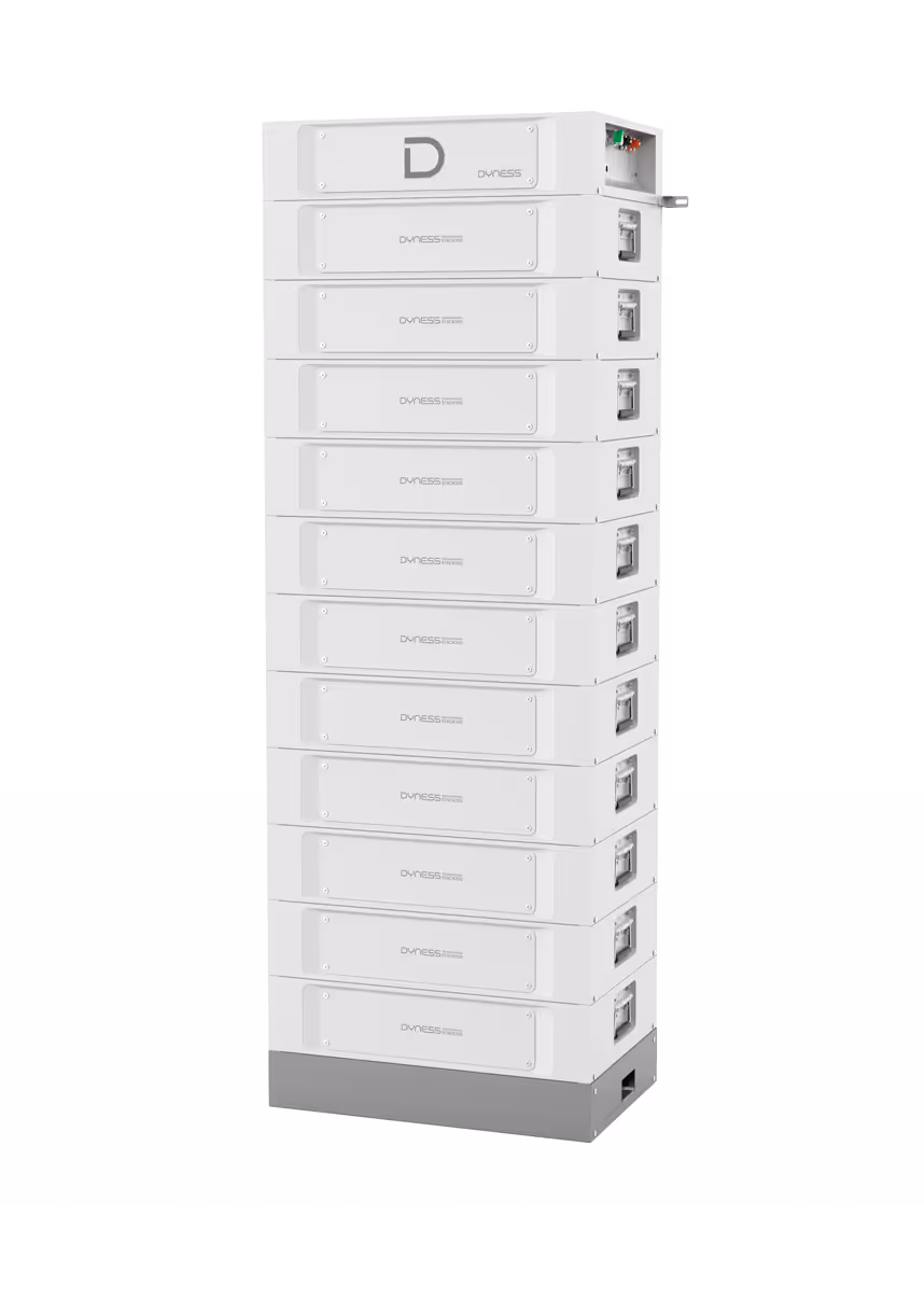 Aurinkotekniikan asentajat asentamassa aurinkopaneelija harjakatolle