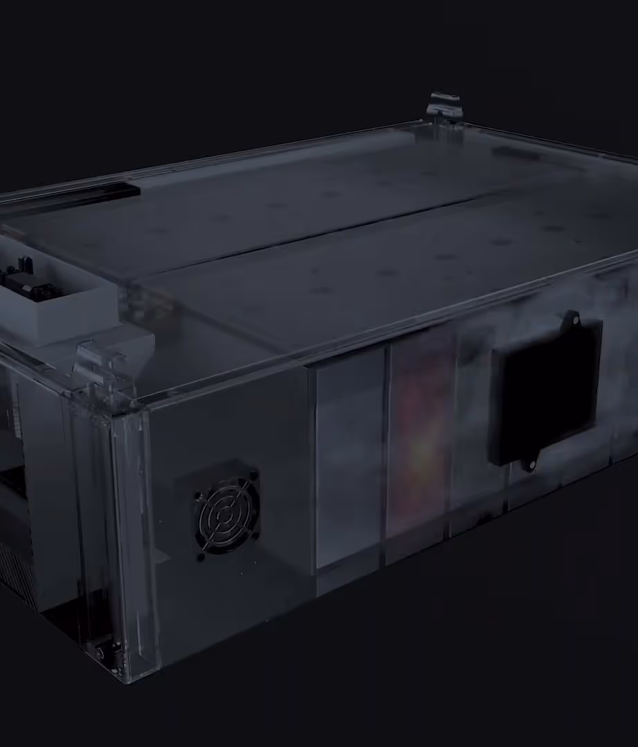 Aurinkotekniikan asentajat asentamassa aurinkopaneelija harjakatolle