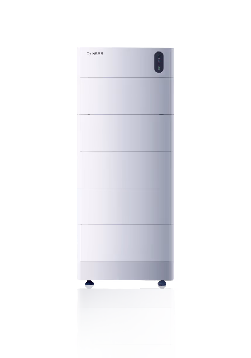 Pylontech-merkki ylhäällä valkoinen ja harmaa moduuliyksikkö, jossa useita helposti erotettavia vaakasuoria osia.