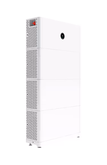 Aurinkotekniikan asentajat asentamassa aurinkopaneelija harjakatolle