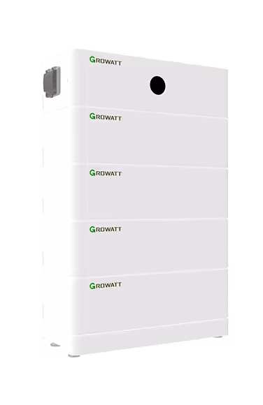 Aurinkotekniikan asentajat asentamassa aurinkopaneelija harjakatolle