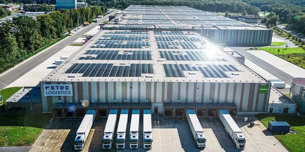 Logistiikkakeskus jonka katolla aurinkopaneelit kesäisenä päivänä