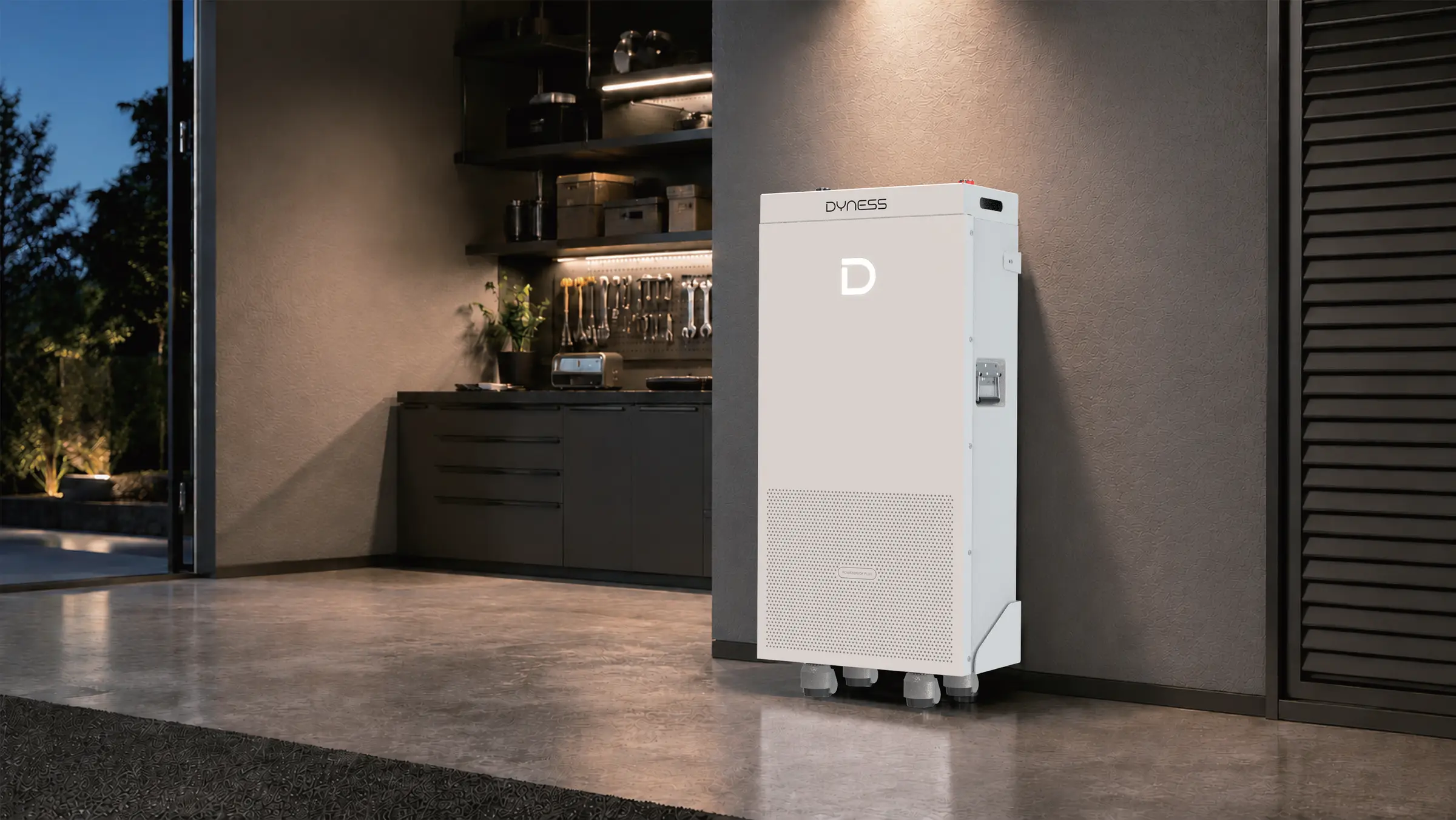 Dyness PowerBrick Plus -akut ja Solis-invertteri autotallin seinällä