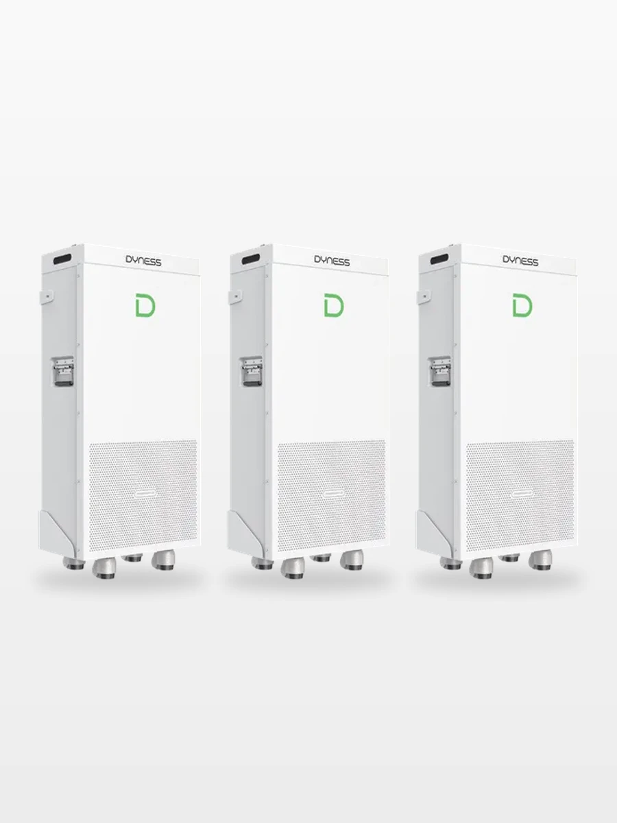Kolme Dyness PowerBrick Plus -akkua rinnakkain, noin 48 kWh