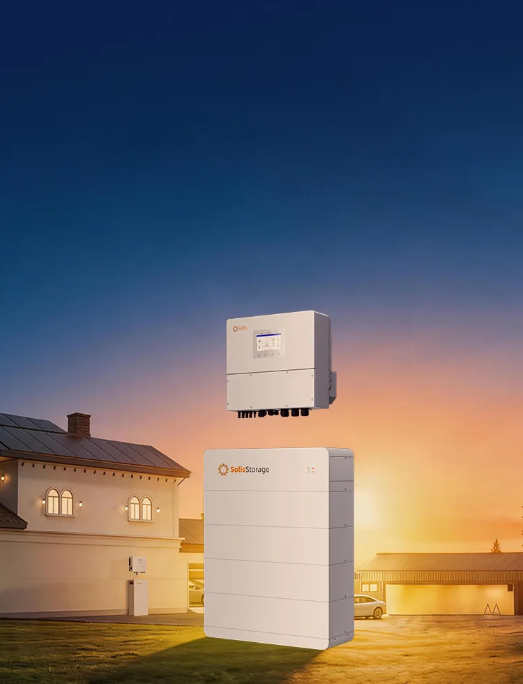 Aurinkopaneelitalo illalla, edessä Solis FlexHome-H -akusto ja Solis-hybridi-invertteri