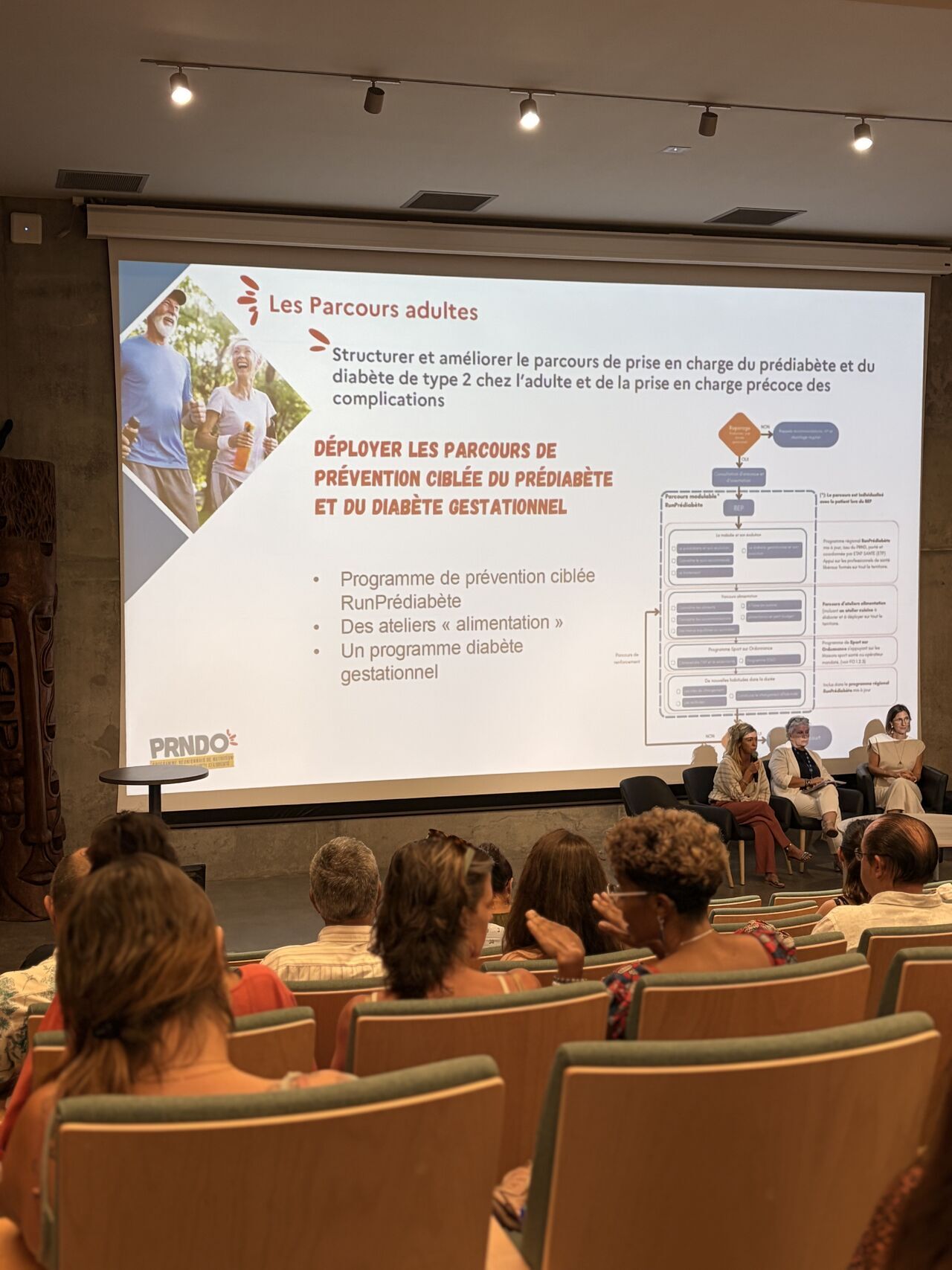 Conférence sur la prévention du prédiabète et du diabète gestationnel avec présentation projetée et public assis.