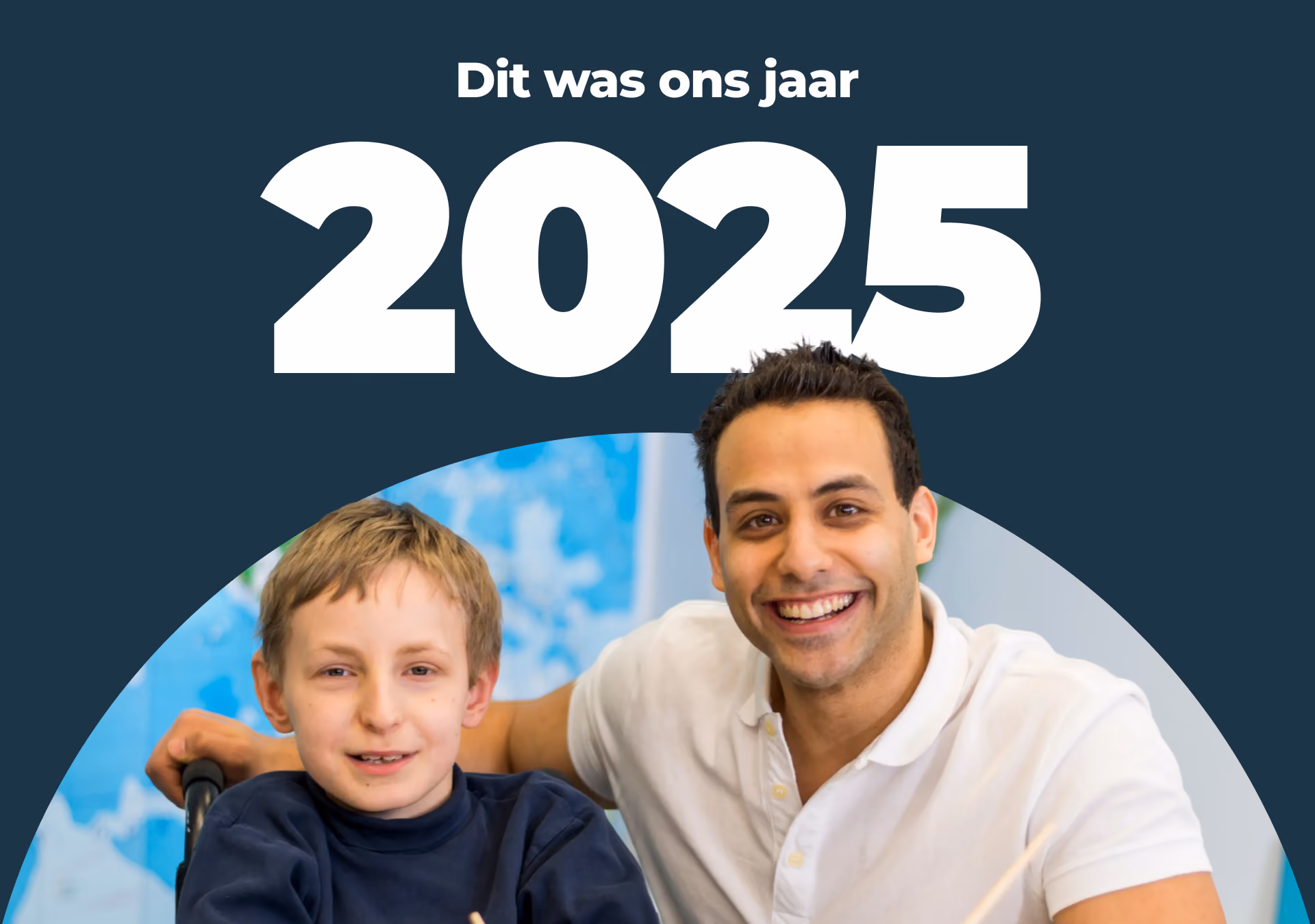 Man met jongen met het jaartal 2025 boven hen