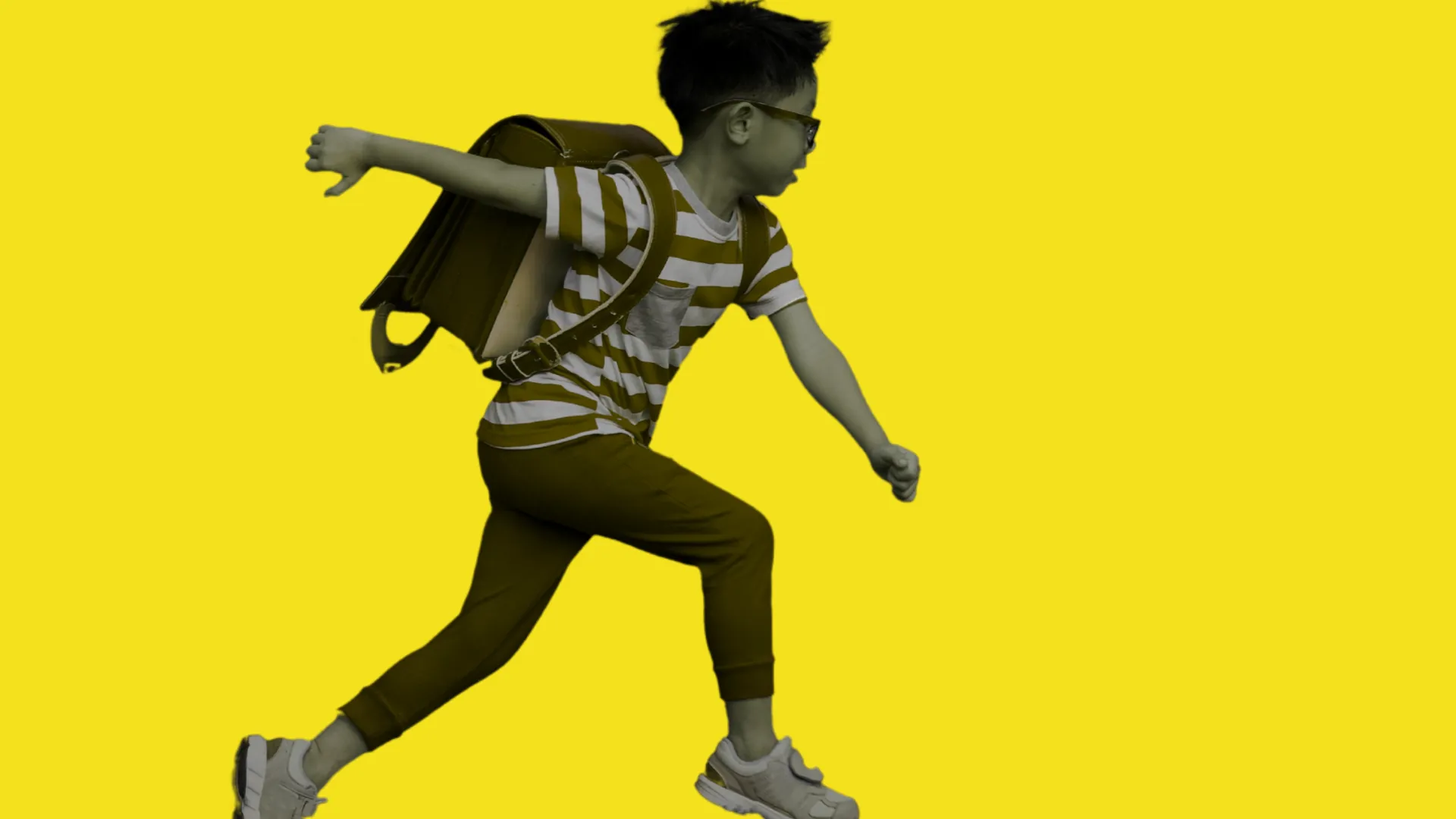 photo d'un enfant avec un cartable sur fond jaune