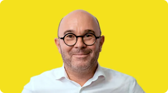 photo de laurent leroy sur fond jaune