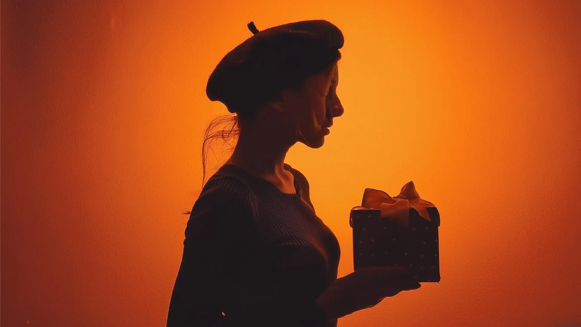 personne avec chapeau sur fond orange