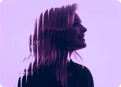 personne sur fond violet