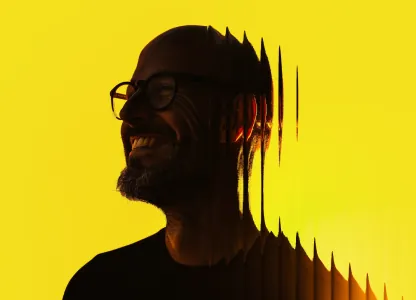 personne sur fond jaune