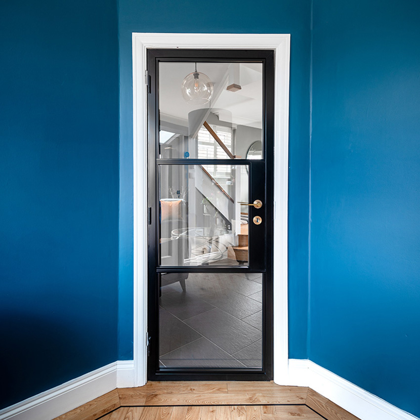 Steel look internal door with art deco handle