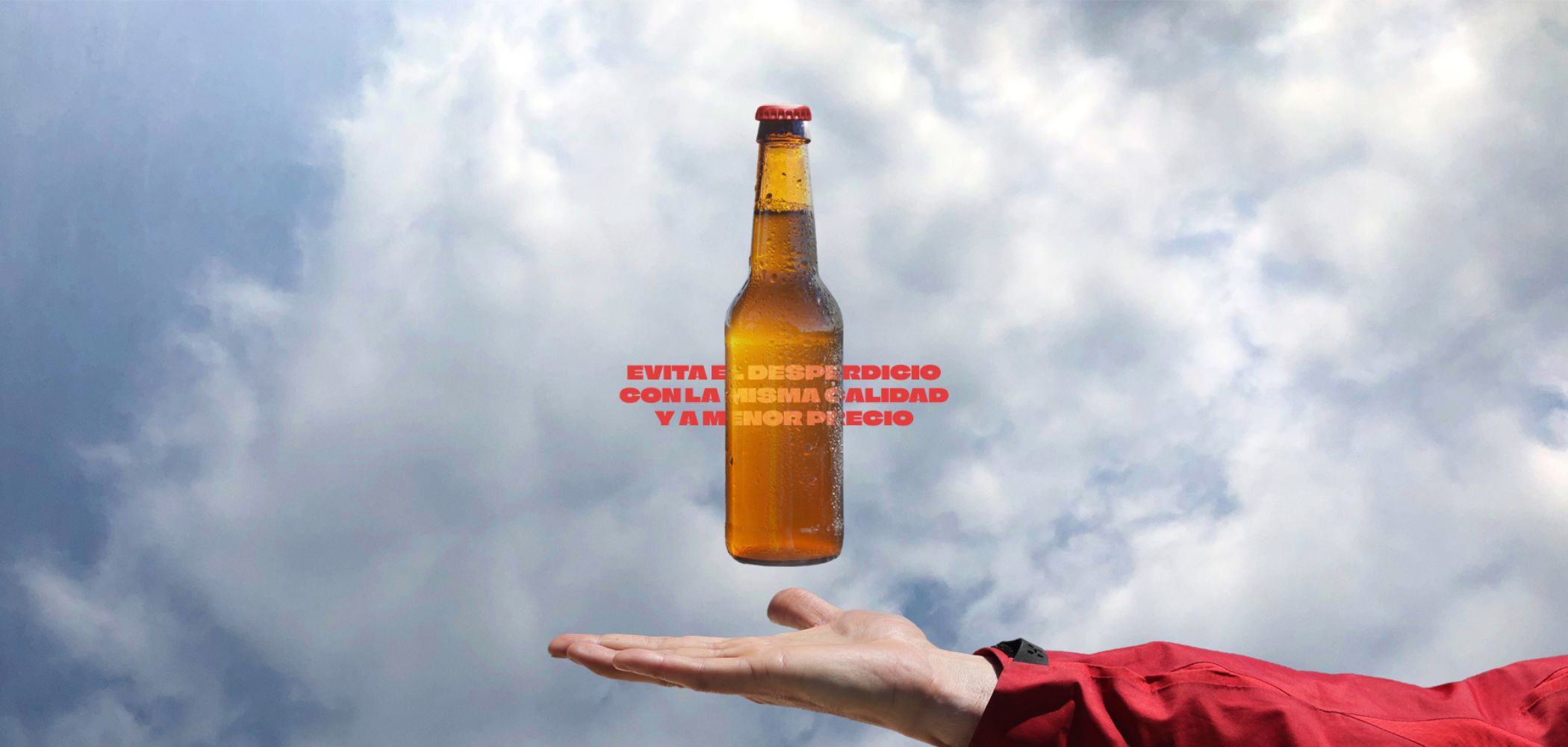 Image of a beer bottle floating above a hand with the text 'Evita el desperdicio con la misma calidad y a menor precio,' symbolizing waste reduction and cost savings without compromising quality.