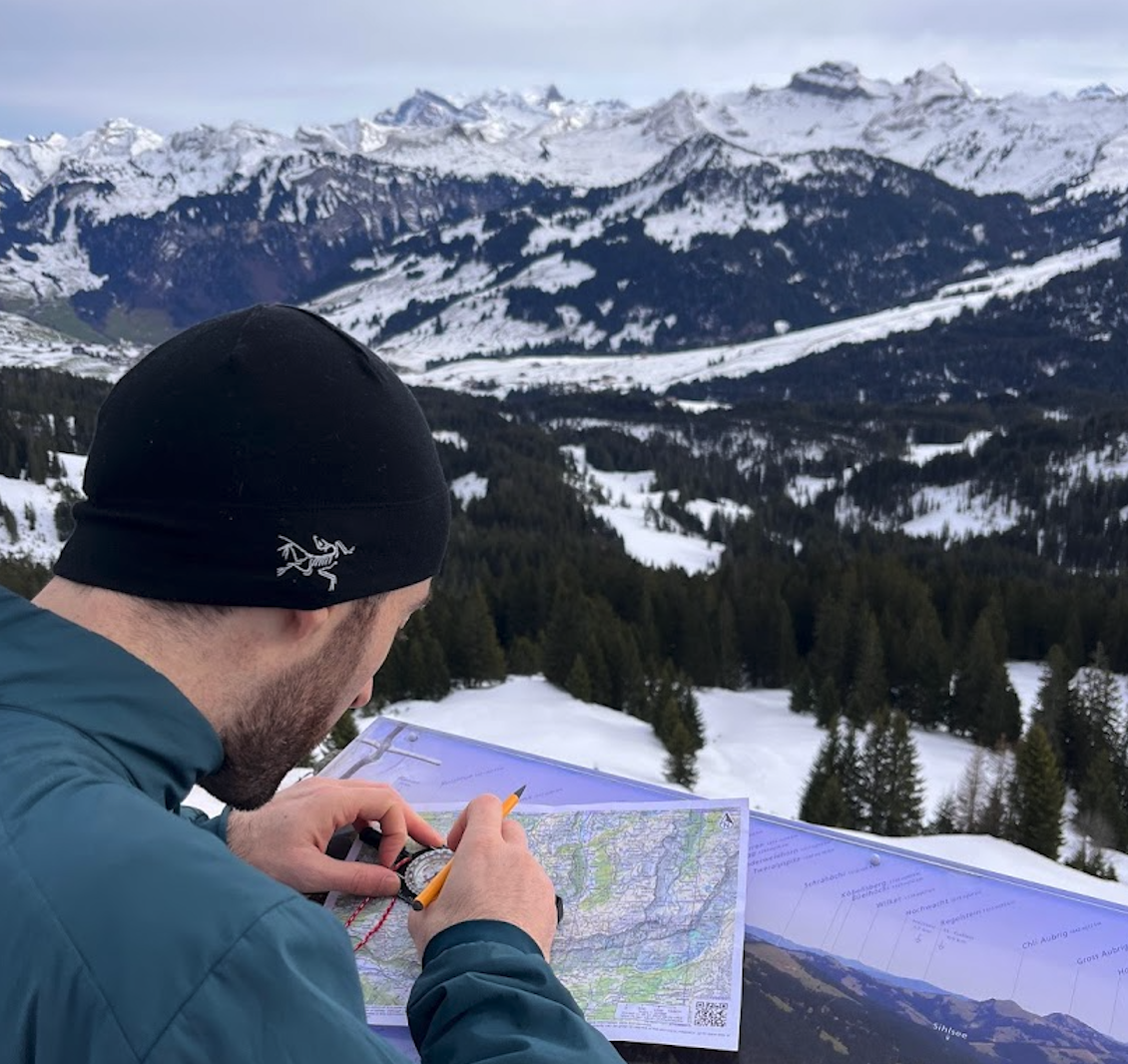 Snowshoeing & Navigation course by the Mythen - Learn to read a map and use a compass