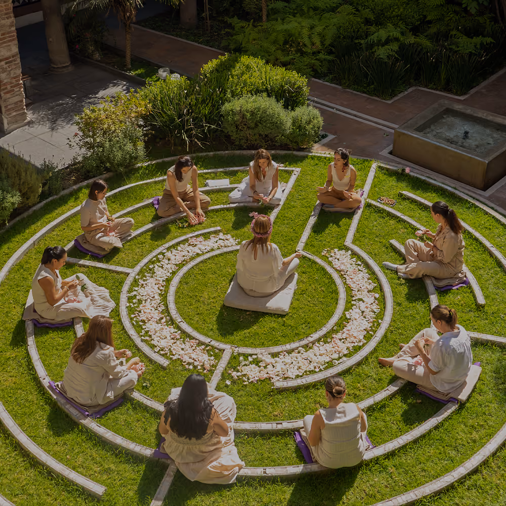 Ceremonias Wellness
Experiencias creadas para celebrar los momentos más importantes de la vida con bienestar, intención y significado. Cada ceremonia combina rituales, conexión y un entorno único para transformar cada ocasión en un recuerdo inolvidable.
‍
‍Ceremonias disponibles:
‍Cumpleaños, Aniversario de pareja, Pedida de mano, Despedida de soltera, Ceremonia de unión, Blessingway y Renovación de votos.
‍
Celebra desde el bienestar, en un espacio diseñado para conectar, compartir y crear momentos memorables.