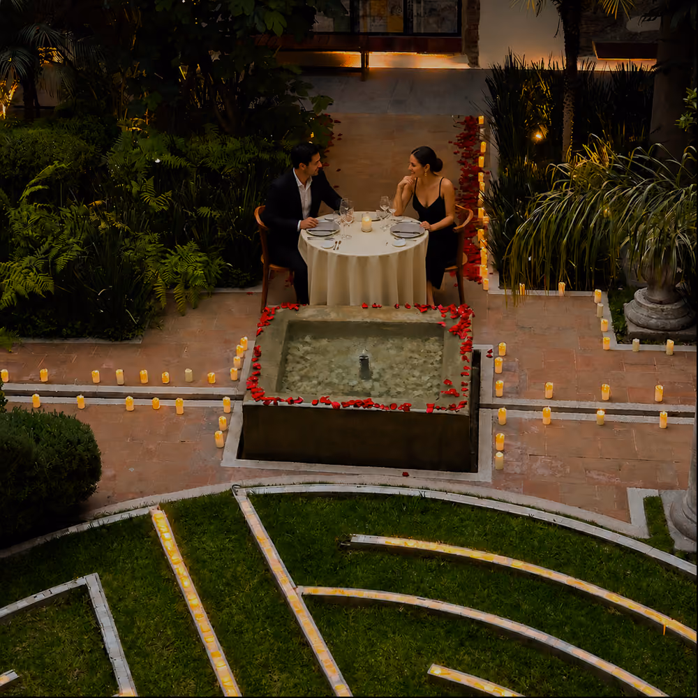 Cenas Románticas Personalizadas
Tu noche perfecta con un menú exclusivo, una decoración pensada solo para ti, en el lugar ideal.

Elige entre 3 opciones de menú y 3 estilos de decoración, todo en un espacio privado que hará de ese momento algo verdaderamente único.