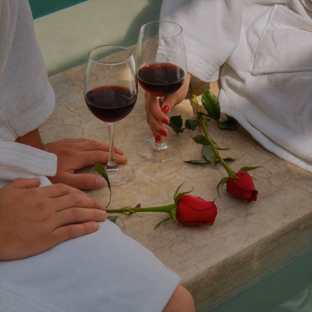 The Love Ritual
Hydro • Massage • Glow • Brindis
Disfruten un recorrido de bienestar que combina hidrocircuito, masaje en pareja, facial revitalizante y un brindis, en un ambiente íntimo y exclusivo.
‍
‍Una experiencia de spa para parejas en Puebla diseñada para reconectar y celebrar:
- Hidrocircuito
- Cabina decorada para pareja
- Masaje en pareja
- Facial en pareja con masaje de cabeza y cuello
- Cortesías gourmet
- Copa de vino afrutado por persona.

El detalle perfecto para aniversarios, celebraciones o simplemente para disfrutar el placer de estar juntos.