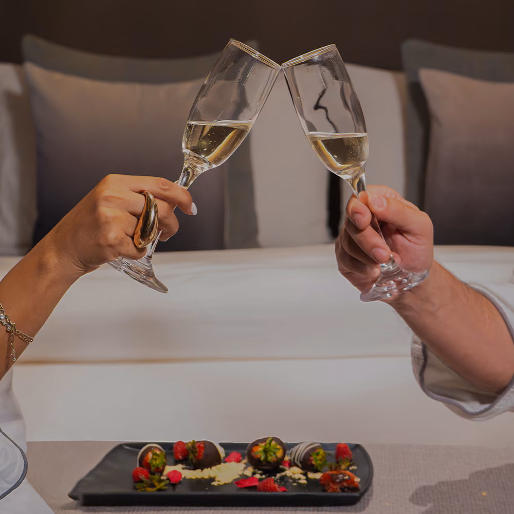 Escapada Romántica
Cena Romántica, Spa y mucho más
Incluye:
-Alojamiento 2 personas.
-2 desayunos.
-Masaje en pareja | 60 min por persona.
-Cena Romántica:
Menú 3 tiempos en terraza privada, decoración especial y botella de vino.
-2 Actividad Wellness del dia.
-Acceso a las áreas humedas del spa (experiencia de hidrocircuito )
-Late Check Out | sujeto a disponibilidad.
