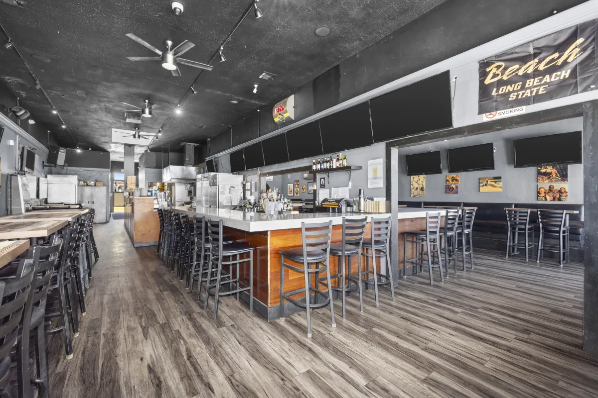Roundin' 3rd Sports Bar + Grill, Long Beach, CA