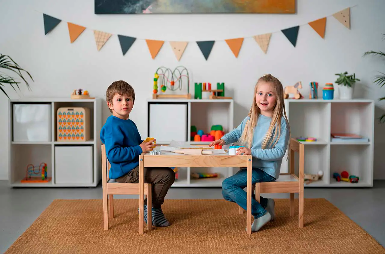 niños en la casa area de juegos para niños