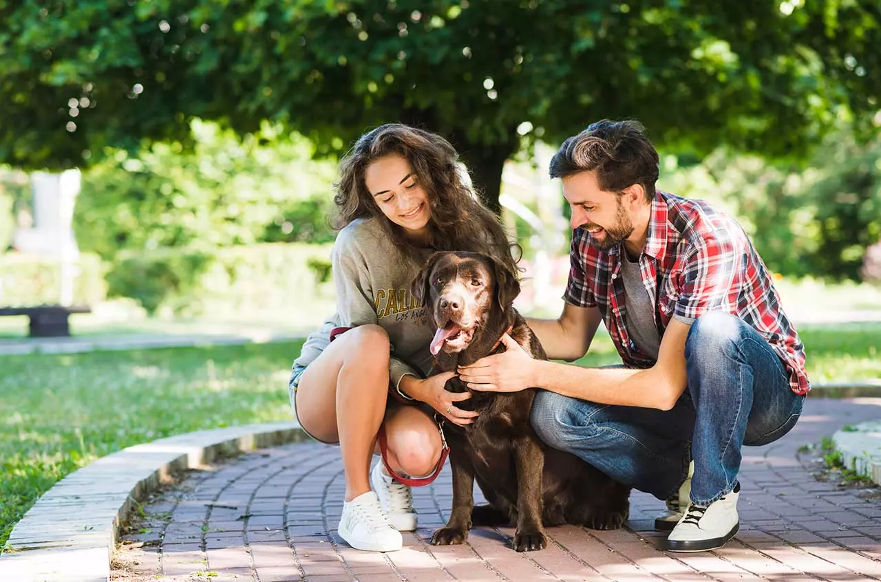 pareja con perro desarrollos pet friendly