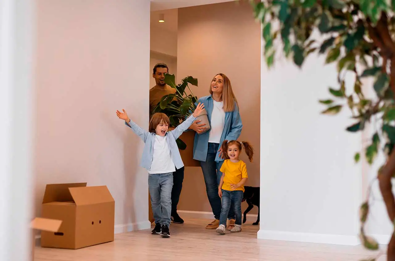 familia entrando en casa nueva quiero cambiar casa