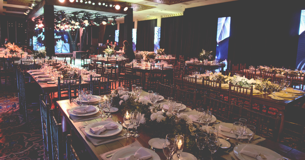 Cena de gala con mesas de banquete decoradas con flores
