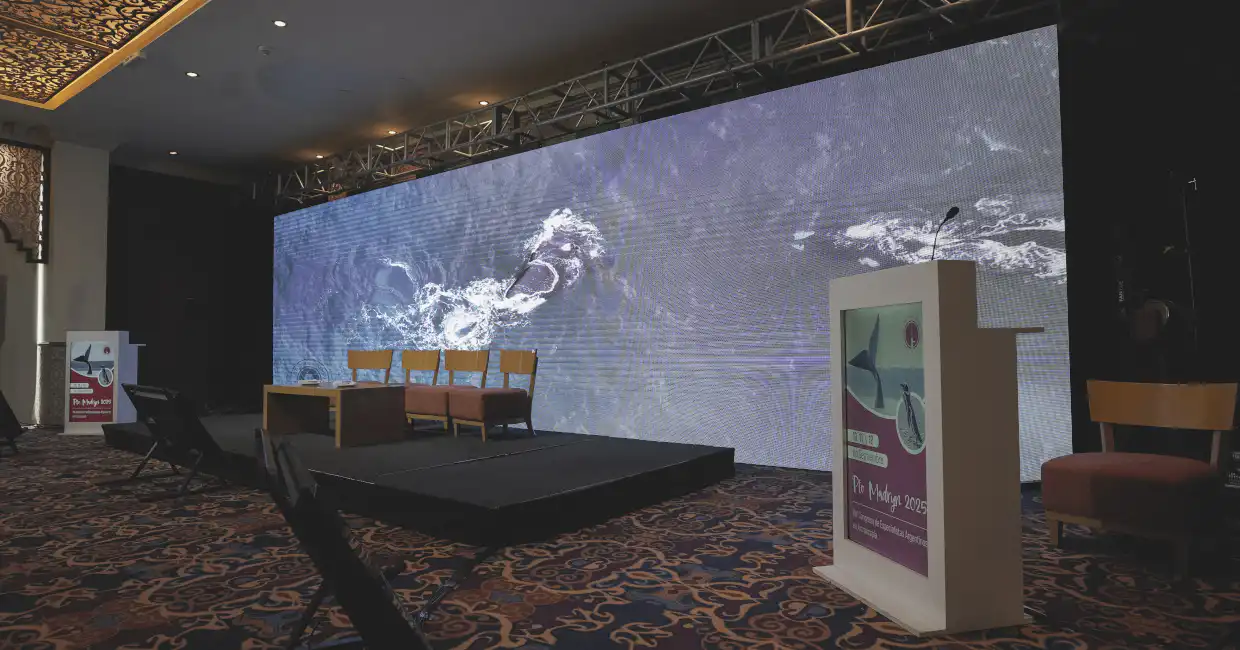 Auditorio del centro de convenciones con escenario y pantalla LED