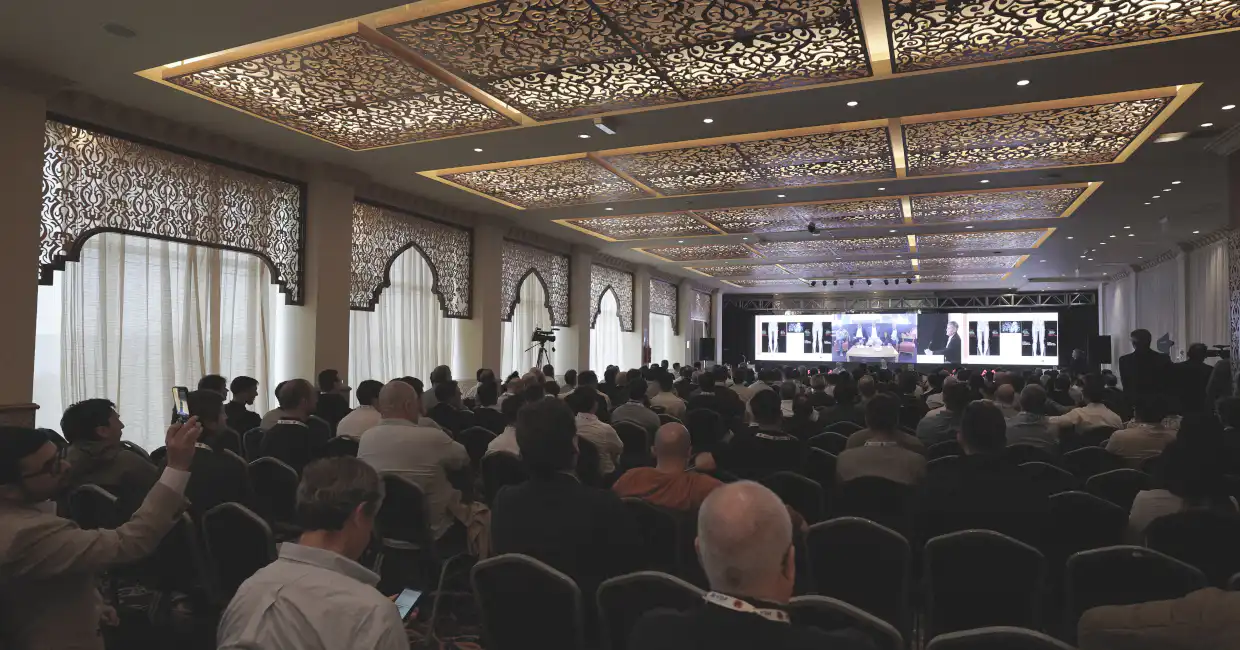 Congreso con el auditorio lleno en el centro de convenciones del Rayentray Grand Hotel