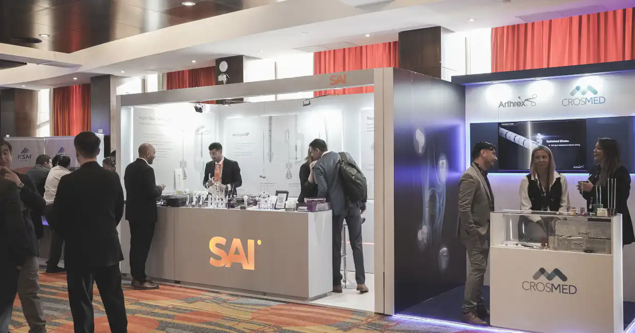 Feria de exposiciones con stands en el centro de convenciones