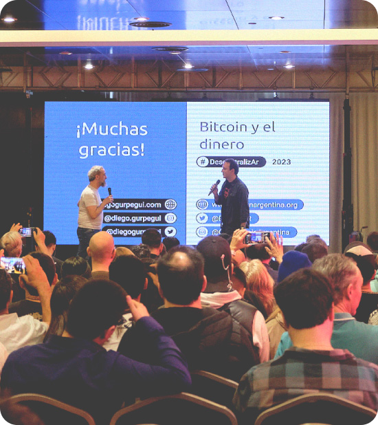 Charla en el auditorio del centro de convenciones con pantalla de proyección y público