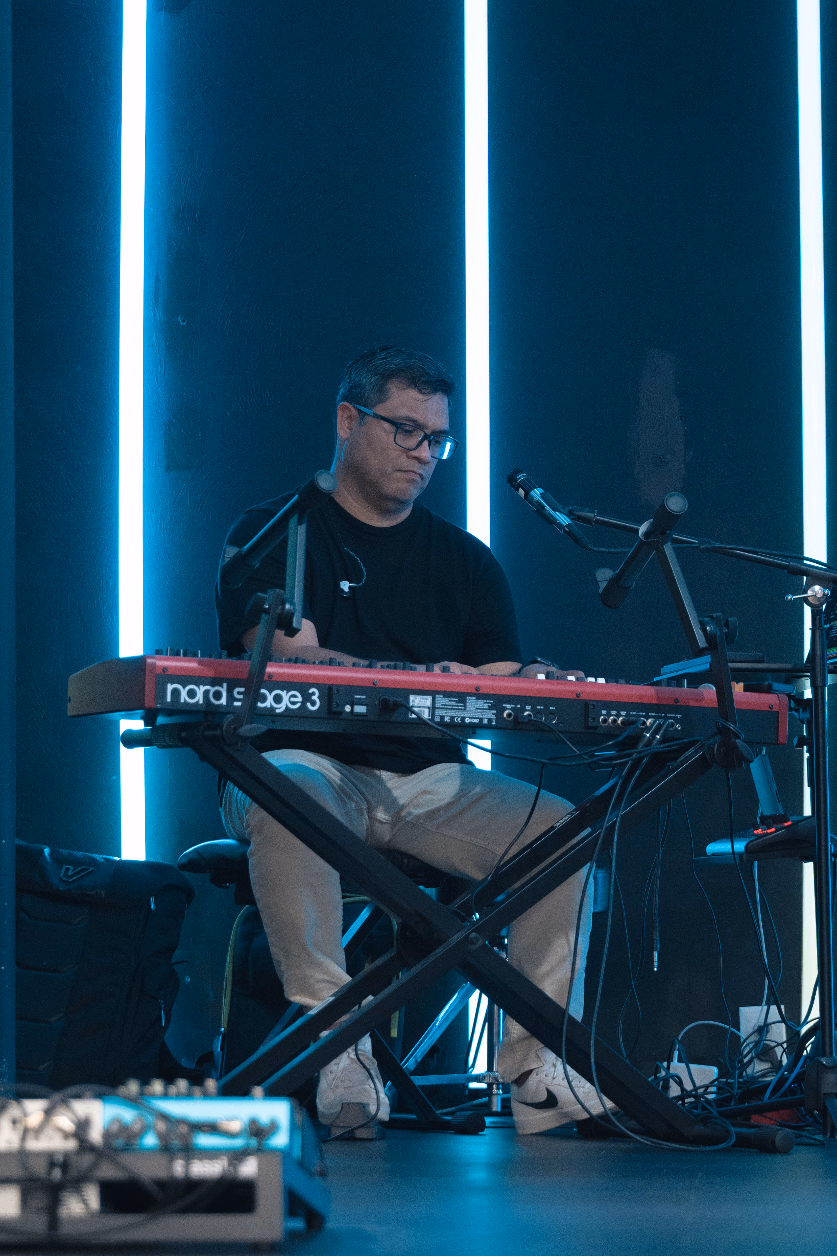 Músico del equipo de alabanza en el teclado