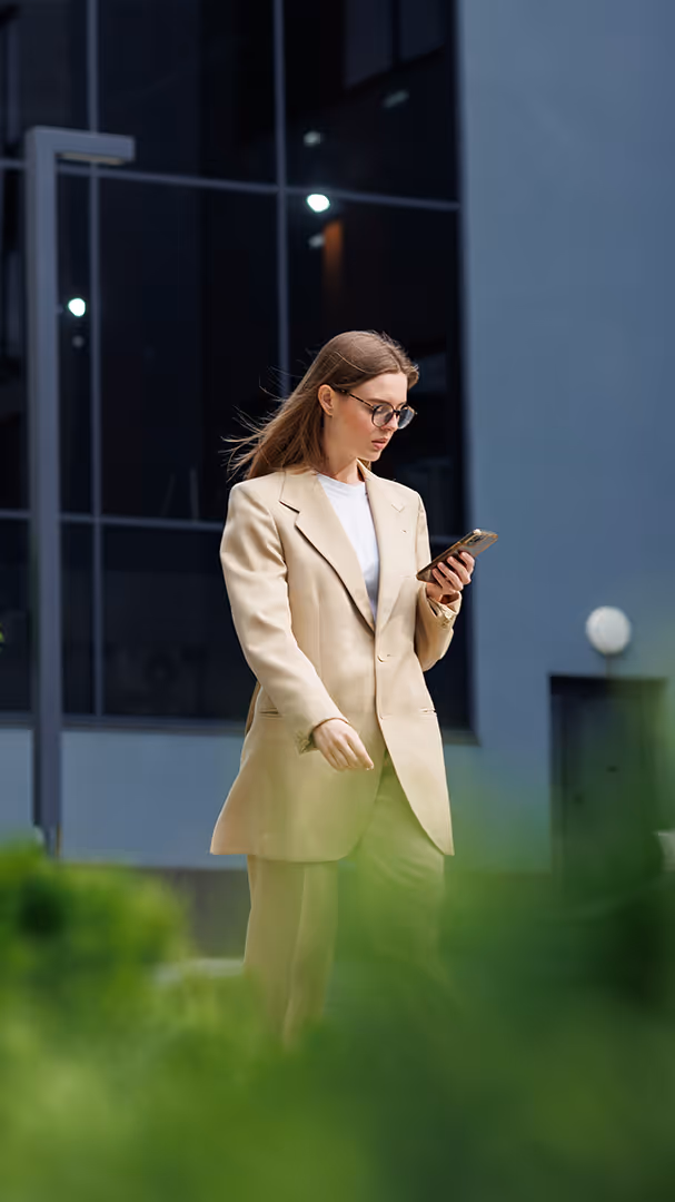 Foto de uma mulher andando