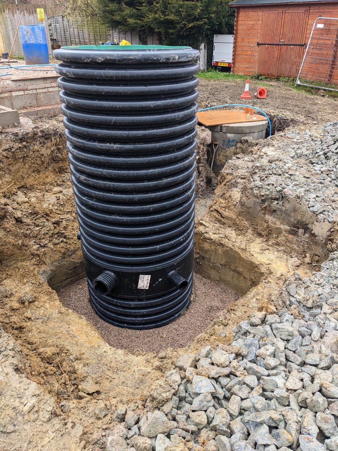Plastic inspection chamber installed on a granular bed