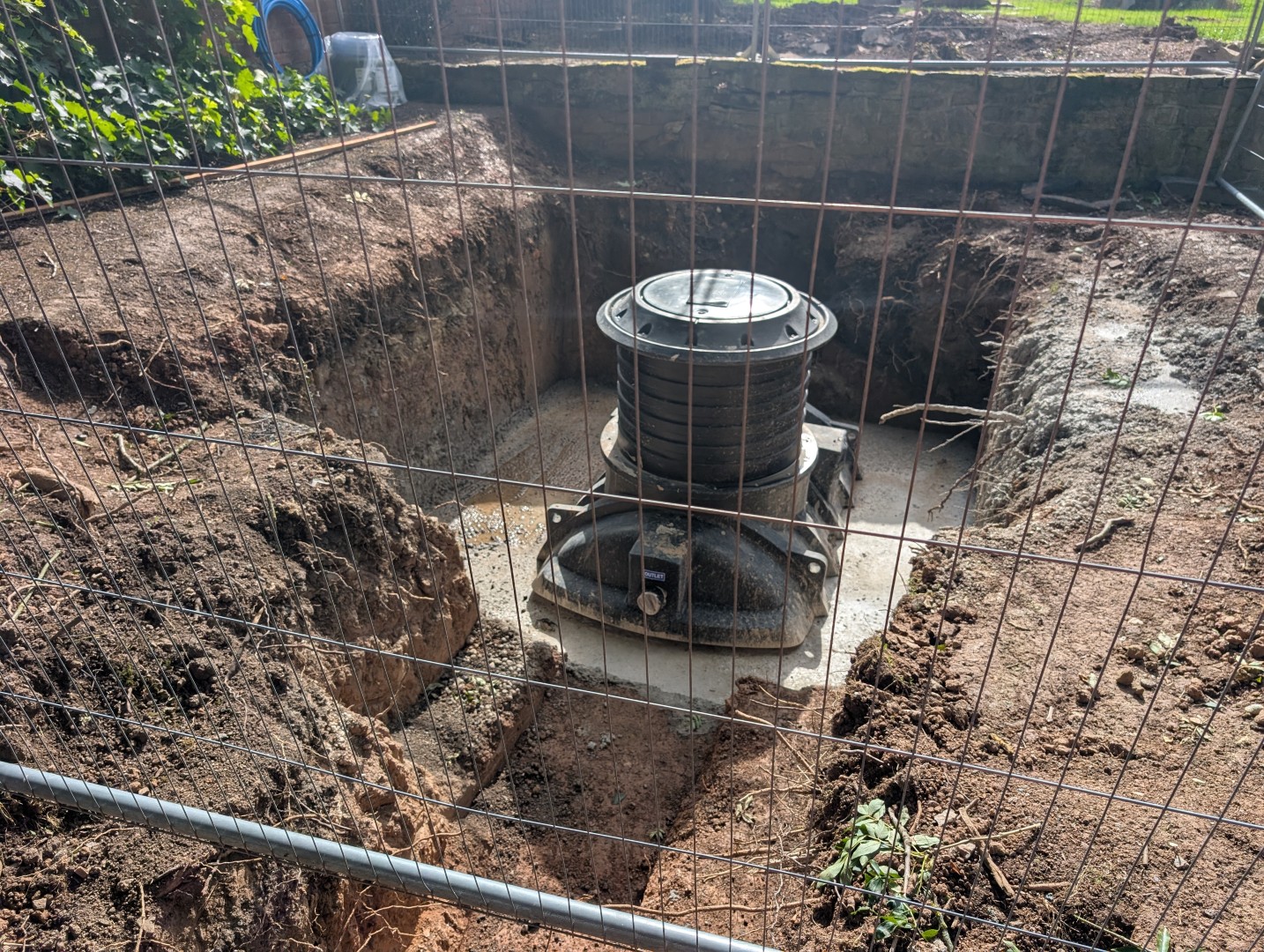 Package treatment plant installed in a deep excavation
