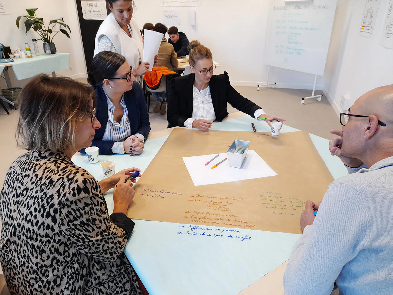 Photo d'un échange entre Natacha Tuleu de Décadré[e] et un client lors d'une identification des problématiques de l'entreprise