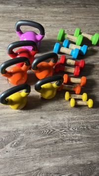 bunte Hanteln und Kettlebells