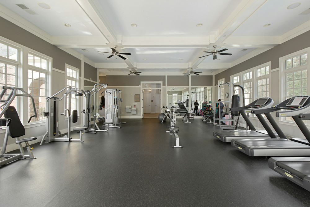 A clean and empty fitness room.