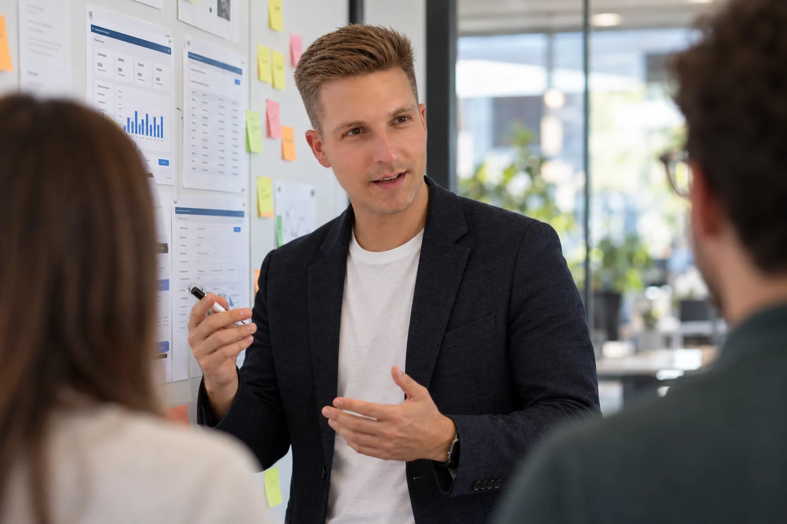 Maximilian Gräf im Workshop mit Key Usern vor ausgedruckten Screens
