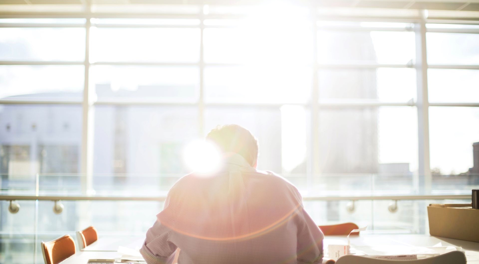 homme qui écrit des recommandations rh pour 2024