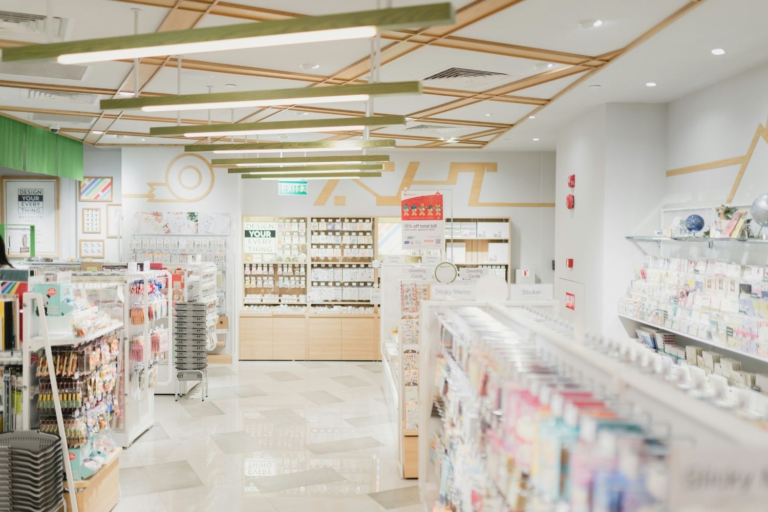 Digital Signage for Pharmacies: Striking the Balance Between Promotions and Healthcare Messaging