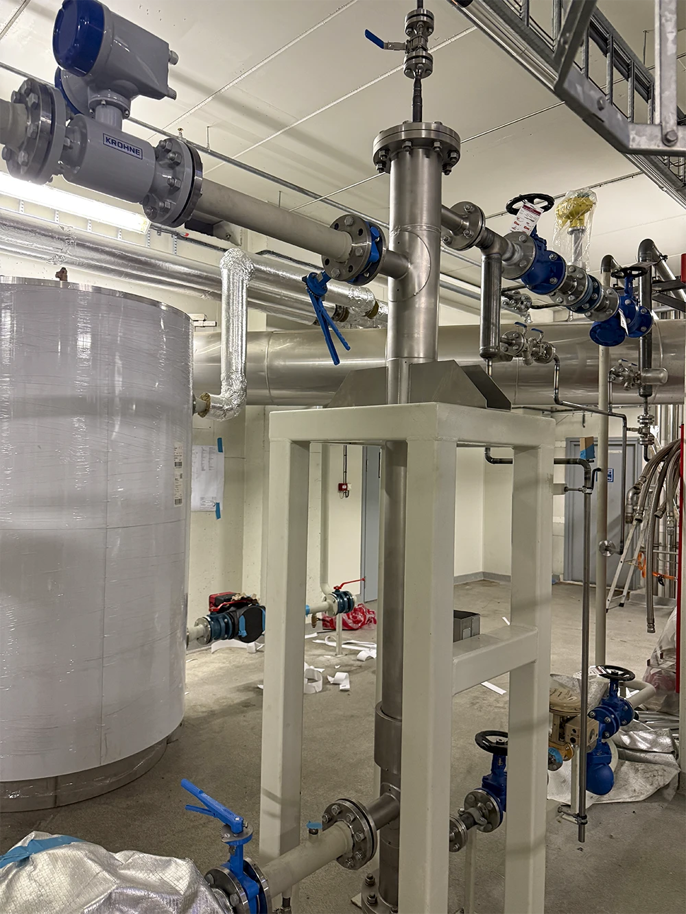 Rom i industribygg med montert røropplegg