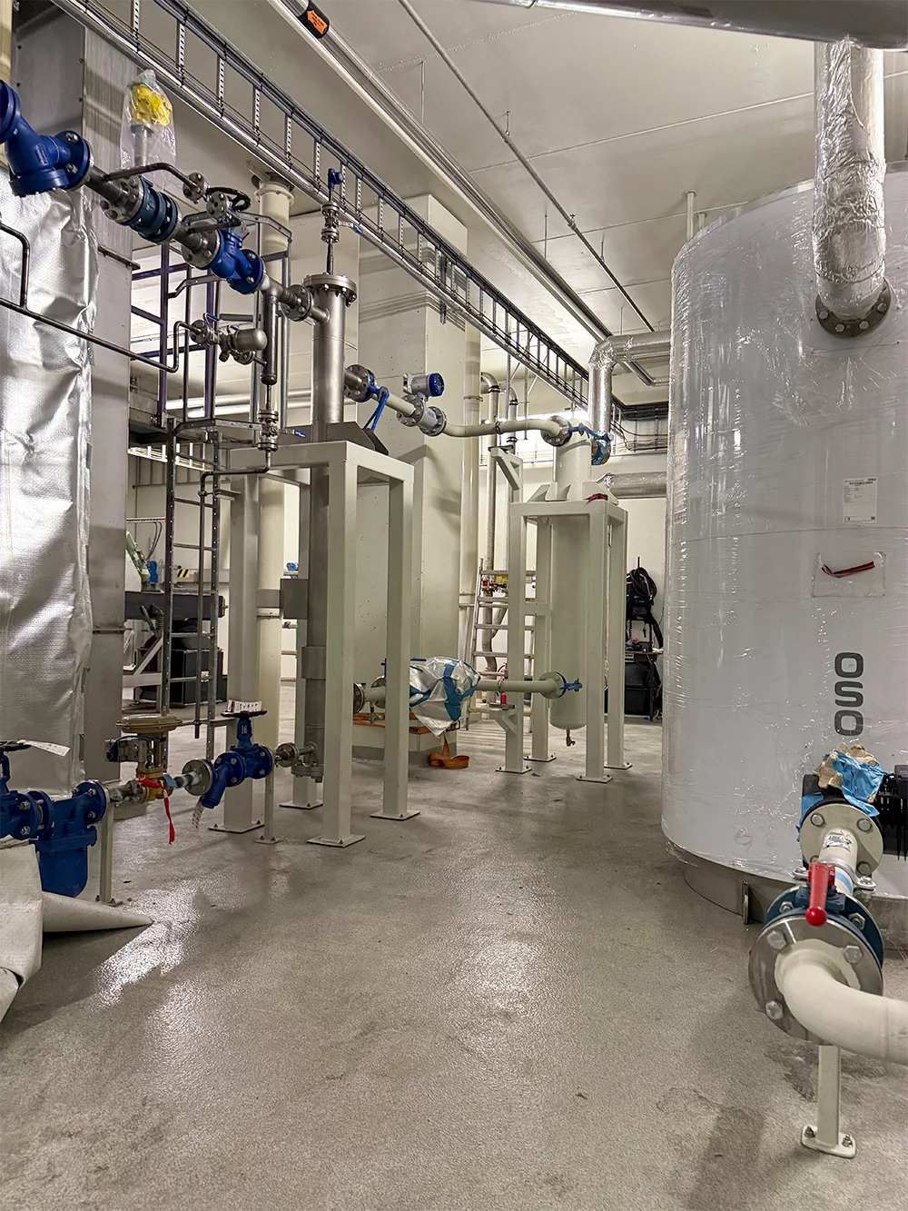 Rom i industribygg med montert røropplegg