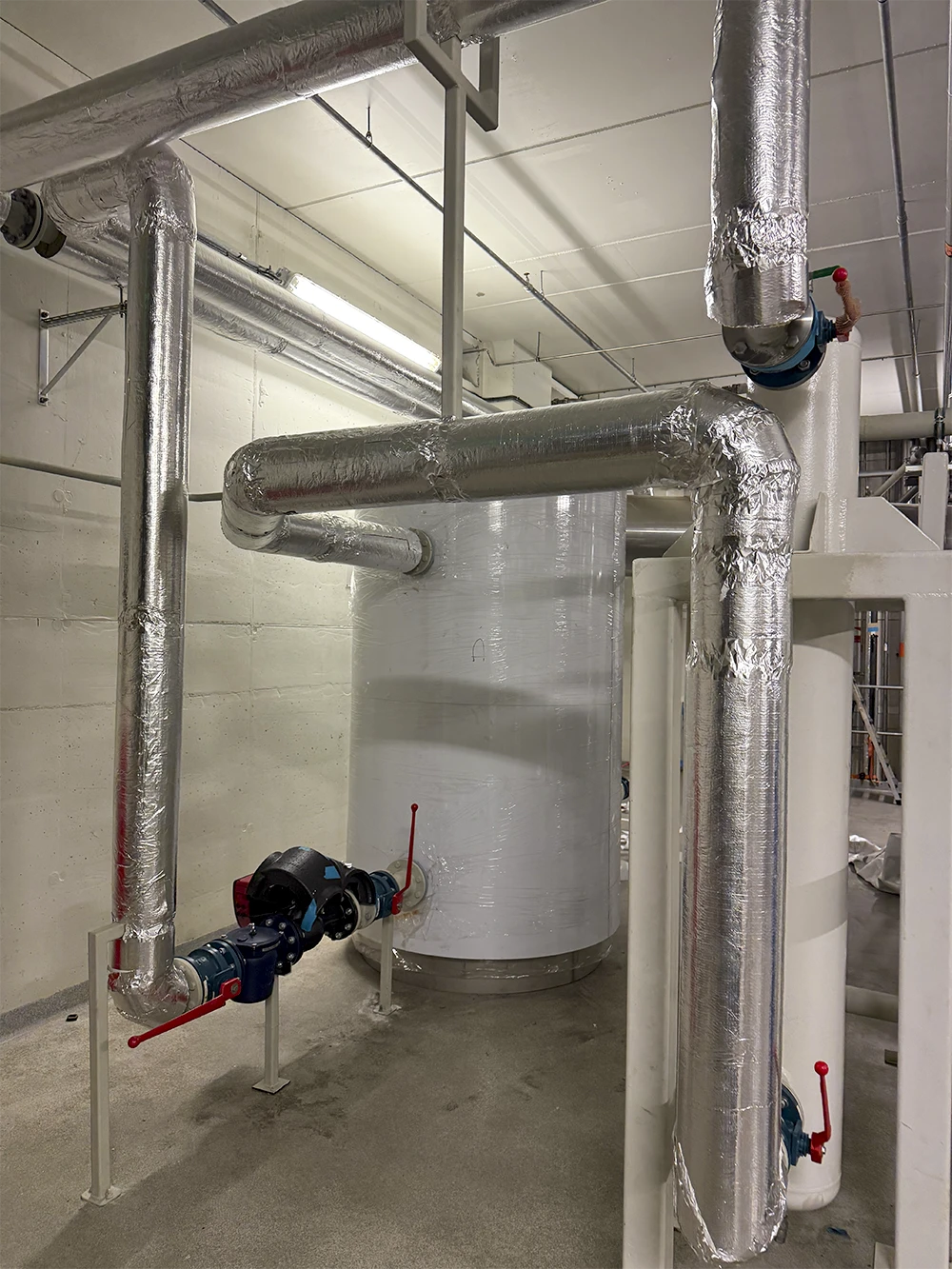 Rom i industribygg med montert røropplegg