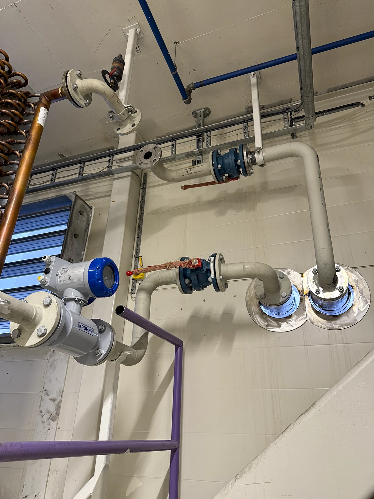 Rom i industribygg med montert røropplegg